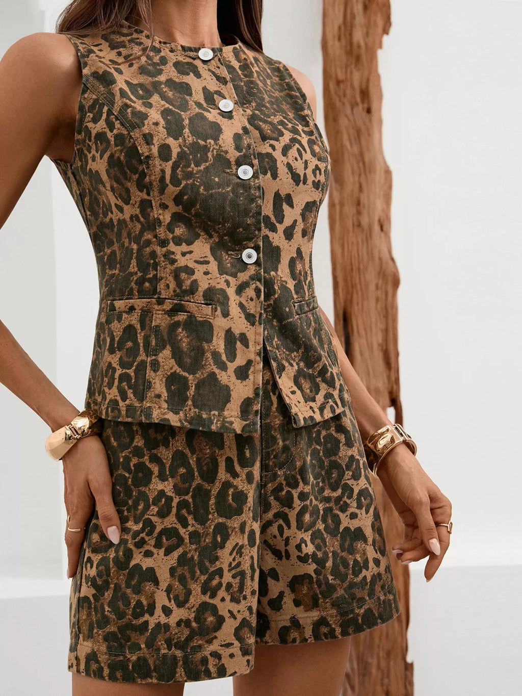 Conjunto Jeans Colete sem Mangas com Botões e Short - Lara Moda