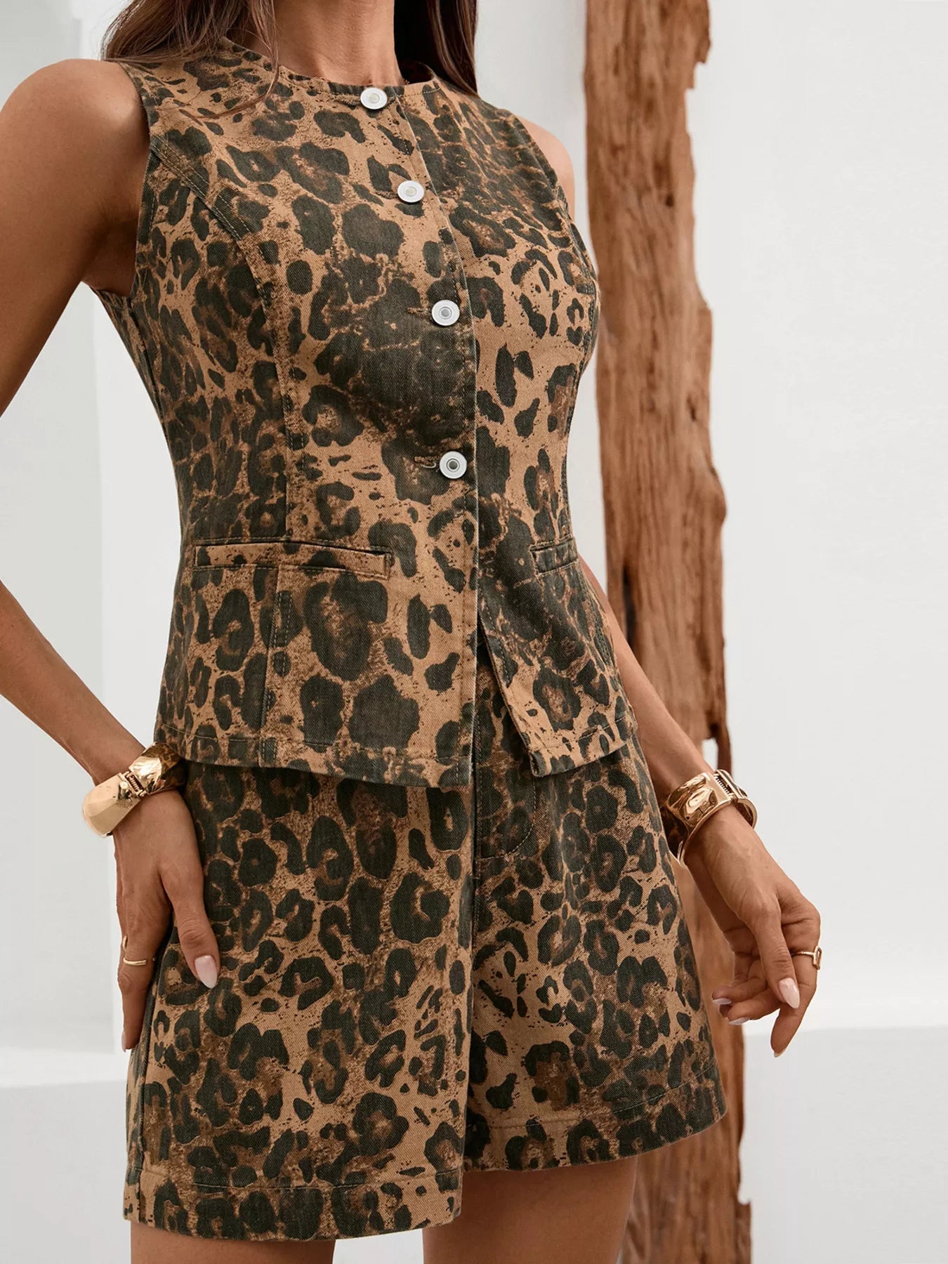 Conjunto Jeans Colete sem Mangas com Botões e Short - Lara Moda