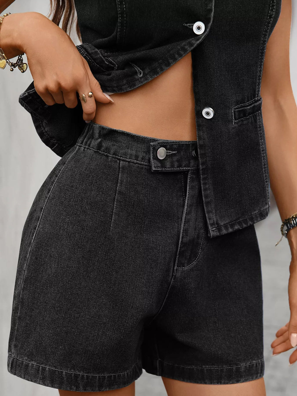 Conjunto Jeans Colete sem Mangas com Botões e Short - Lara Moda
