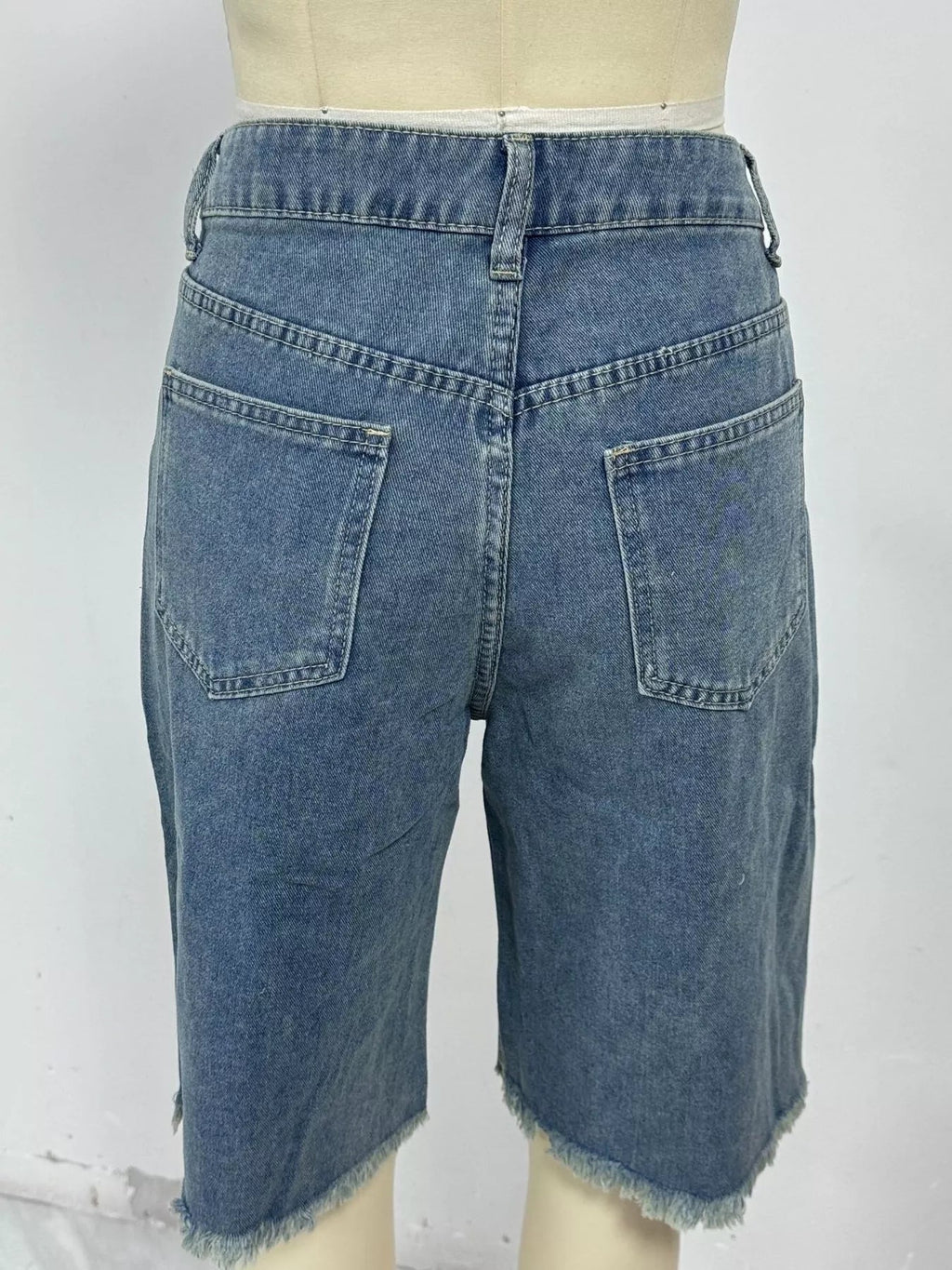 Frayed Hem Relaxed Fit Denim Shorts - Lara Moda