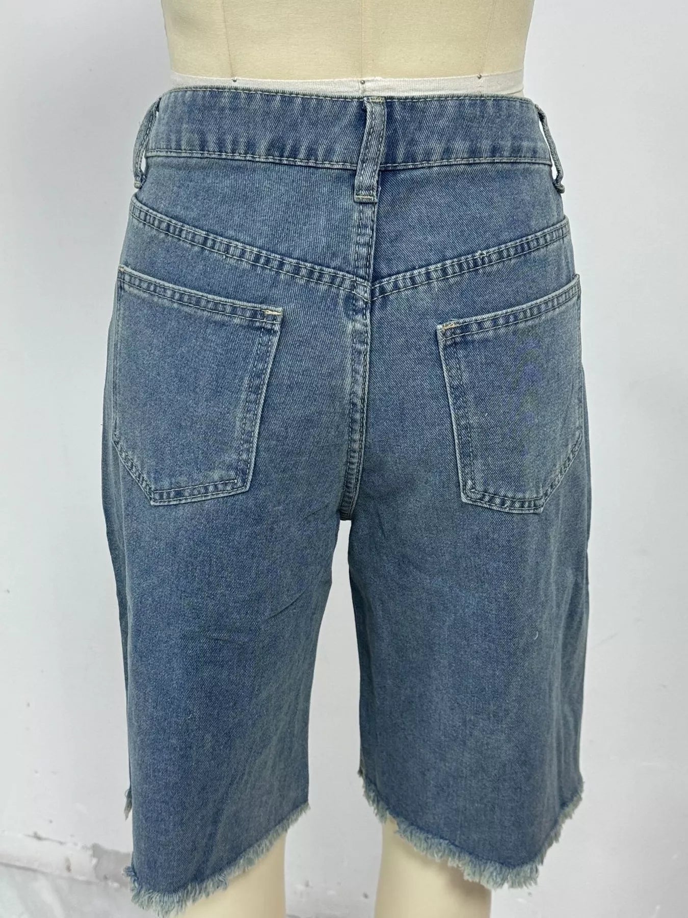 Frayed Hem Relaxed Fit Denim Shorts - Lara Moda