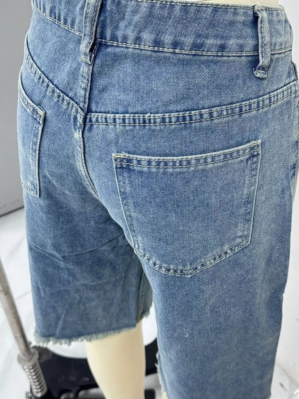 Frayed Hem Relaxed Fit Denim Shorts - Lara Moda