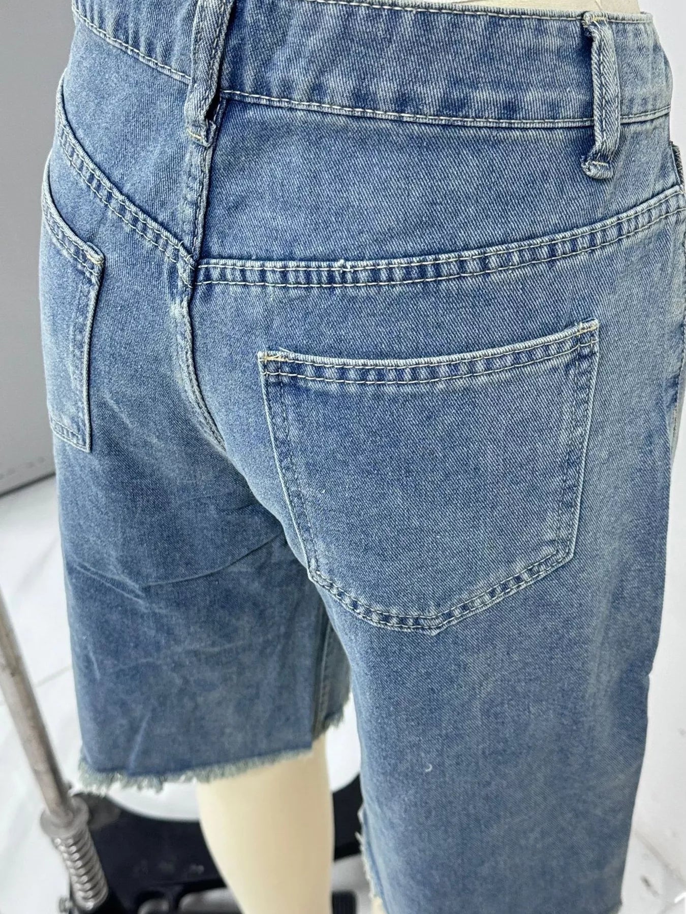 Frayed Hem Relaxed Fit Denim Shorts - Lara Moda