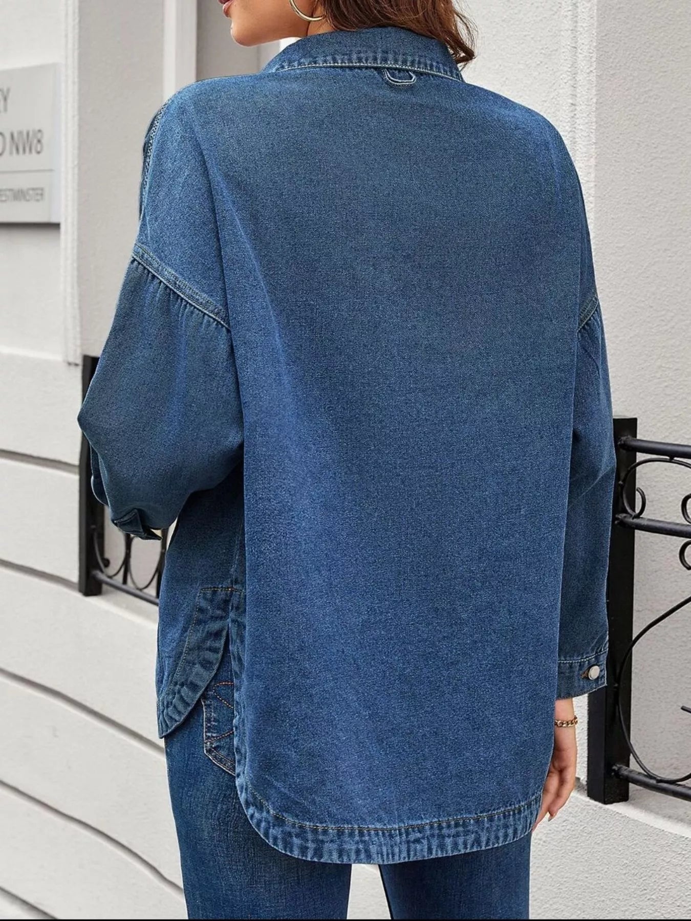 Jaqueta Jeans Casual com Botões Frontais - Modelagem Solta - Lara Moda