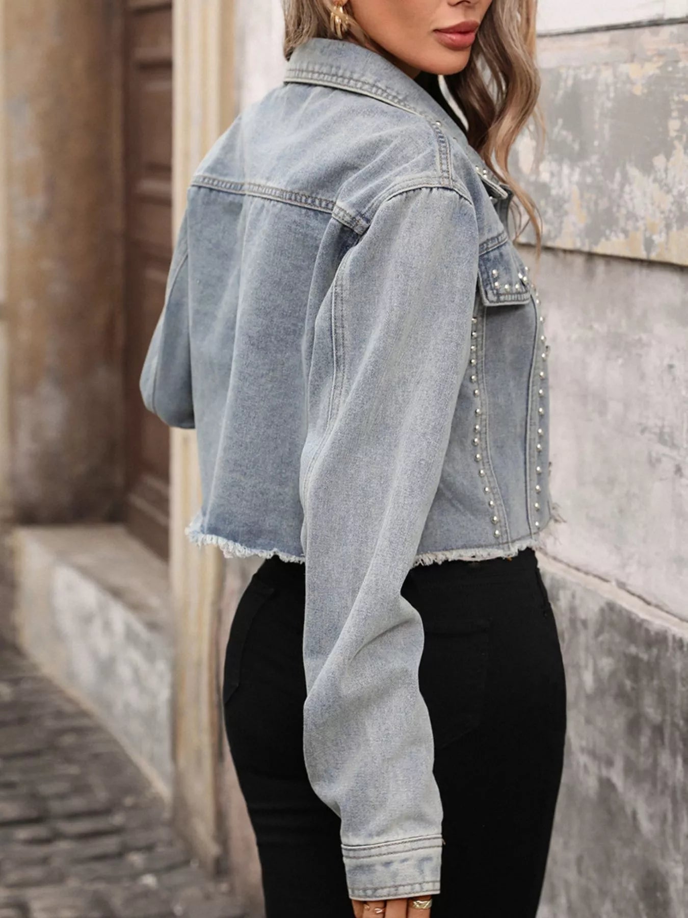 Jaqueta Jeans com Tachas e Barra Desfiada - Botões Frontais - Lara Moda