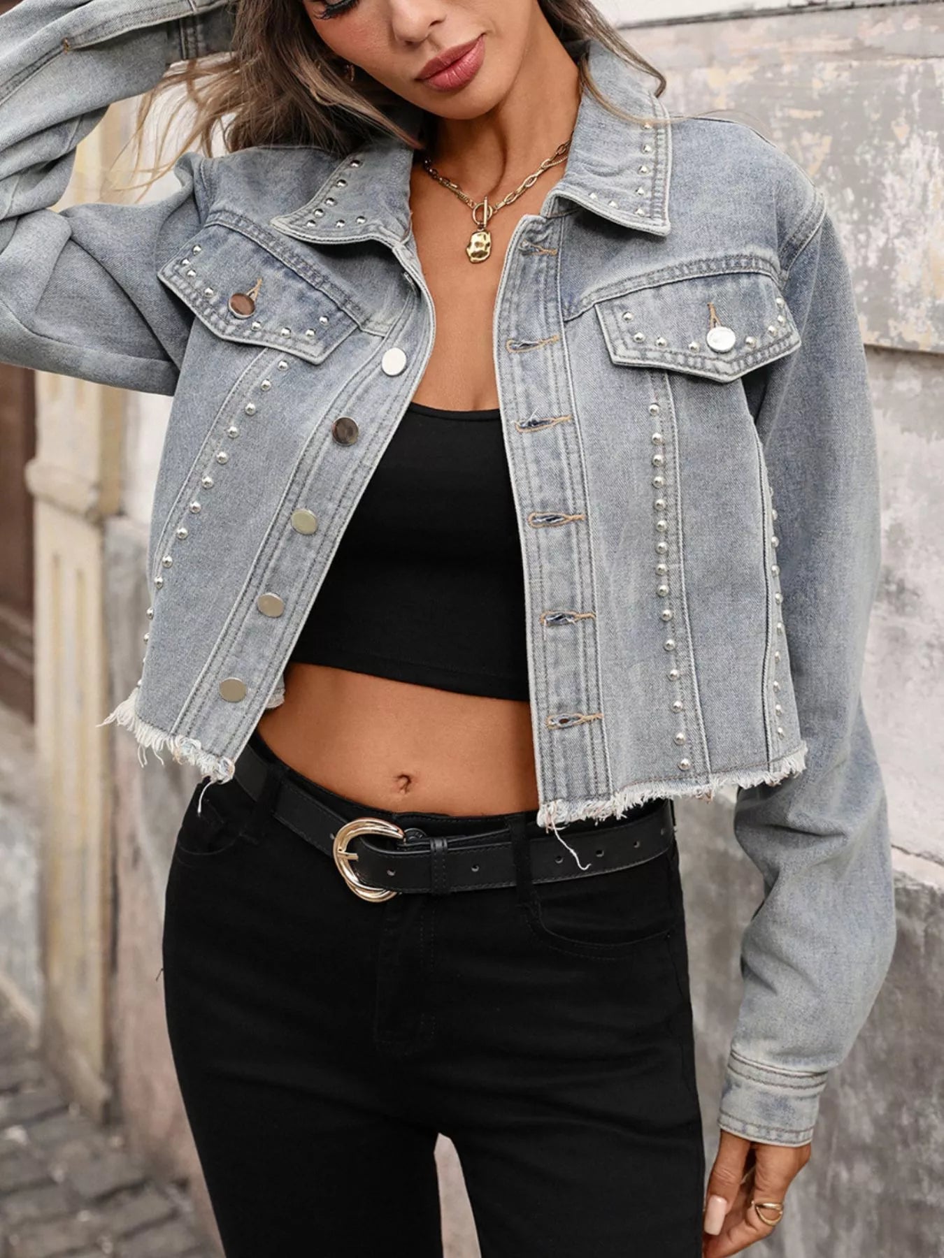 Jaqueta Jeans com Tachas e Barra Desfiada - Botões Frontais - Lara Moda
