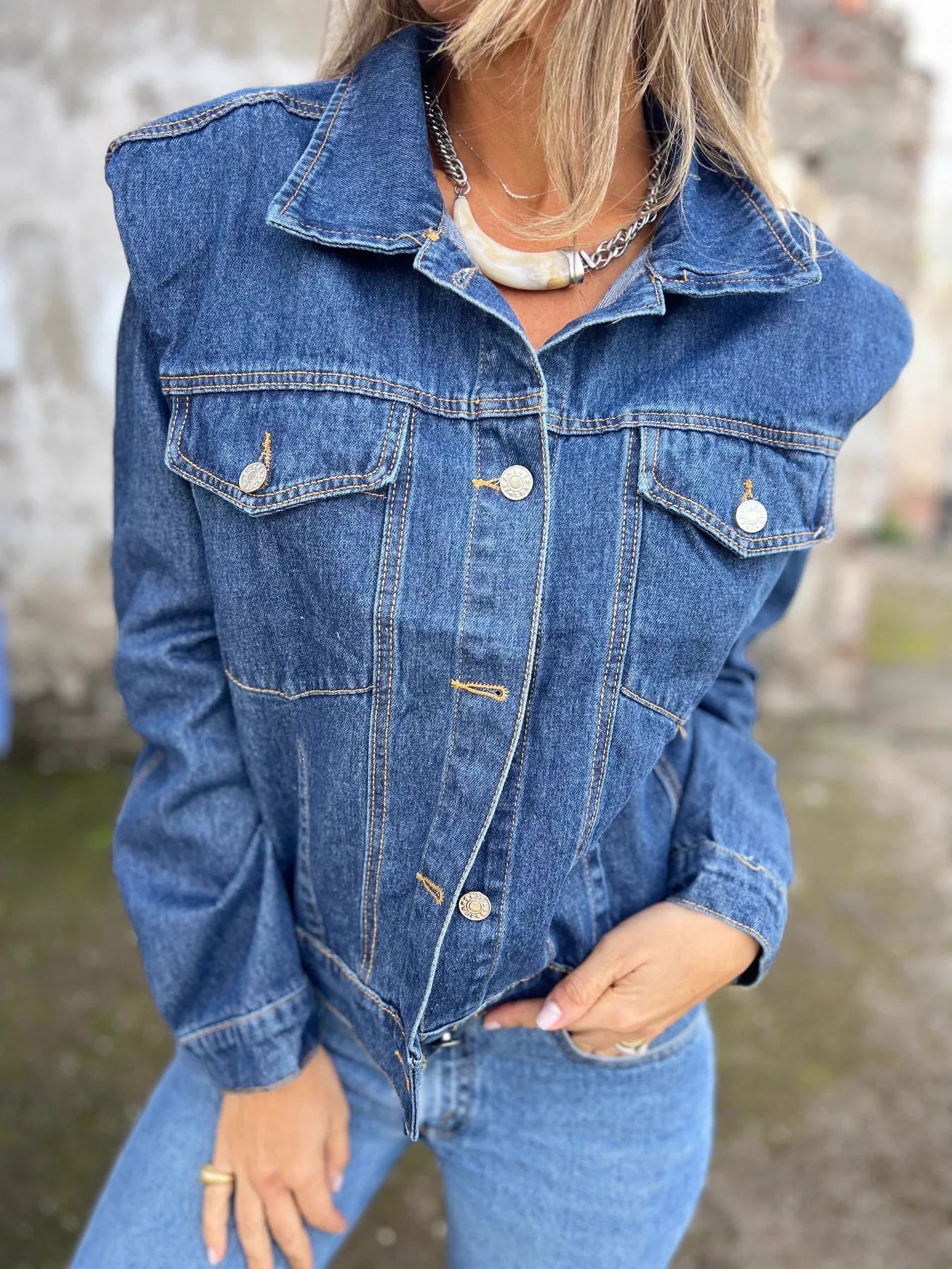 Jaqueta Jeans Plus Size com Bolsos no Peito - Botões Frontais - Lara Moda