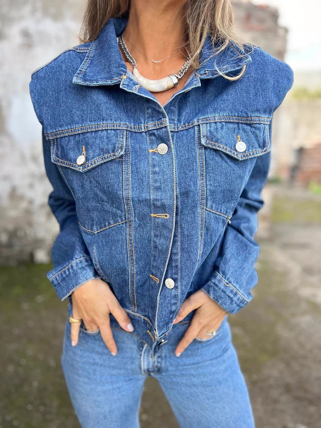 Jaqueta Jeans Plus Size com Bolsos no Peito - Botões Frontais - Lara Moda