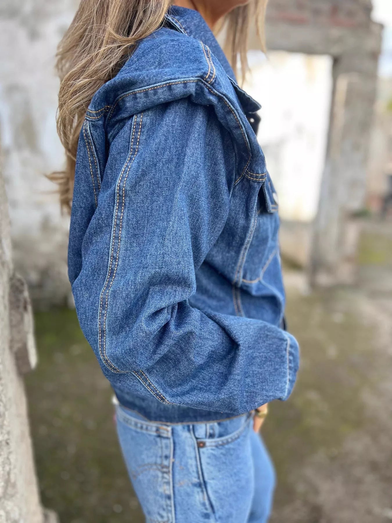 Jaqueta Jeans Plus Size com Bolsos no Peito - Botões Frontais - Lara Moda