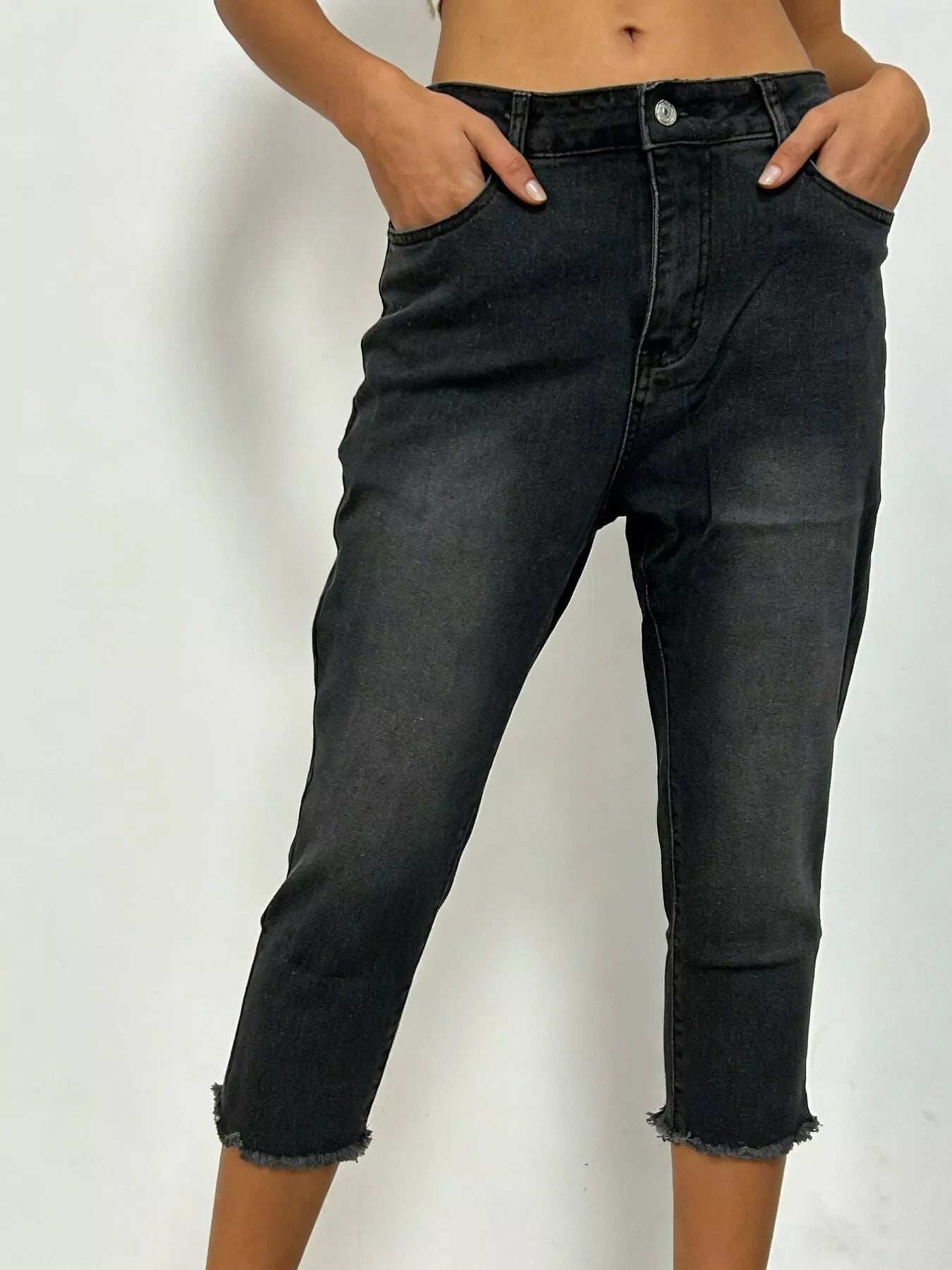 Raw Hem Capris Jeans - Lara Moda