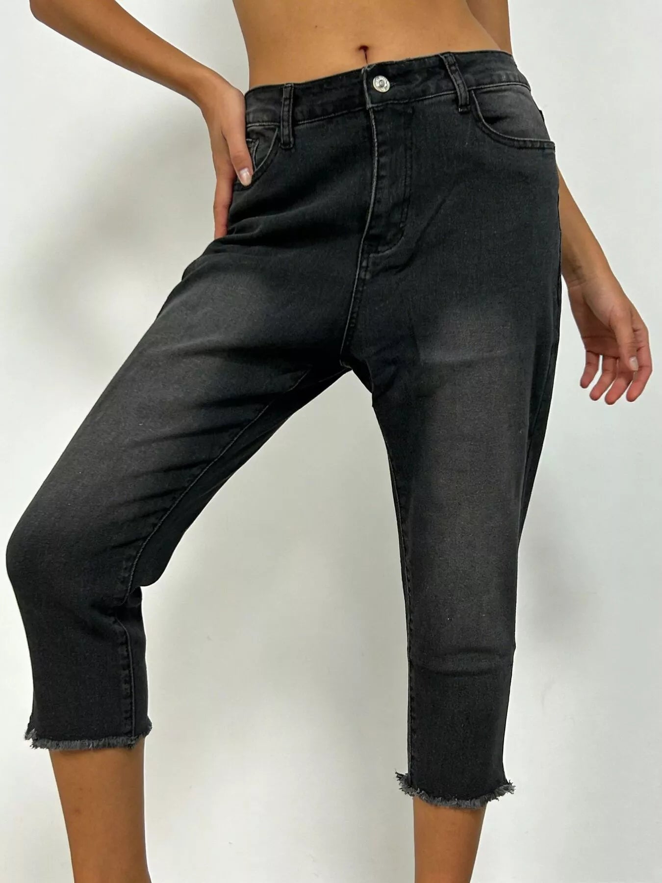 Raw Hem Capris Jeans - Lara Moda